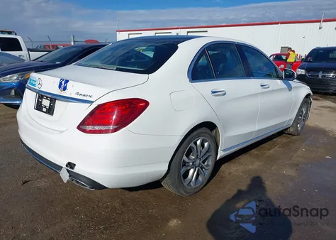 2015 Mercedes-Benz C 300 4Matic z USA, uszkodzony, nr VIN 55SWF4KBXFU062495